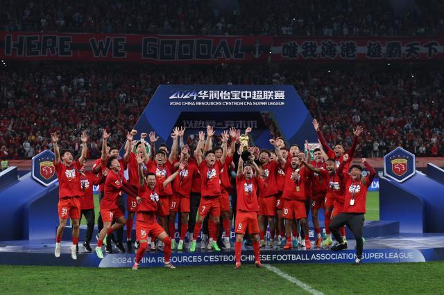 1730629945162072535.jpg (体育)(3)足球——中超:上海海港队卫冕冠军+XxjpseC007216_20241102_PEPFN0A001.jpg